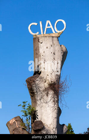 L'Allemagne, la Ruhr, Hattingen, sciées arbre avec le mot Ciao en haut dans le parc de château à douves Haus Kemnade, dans l'arrondissement Blankenstein. Banque D'Images