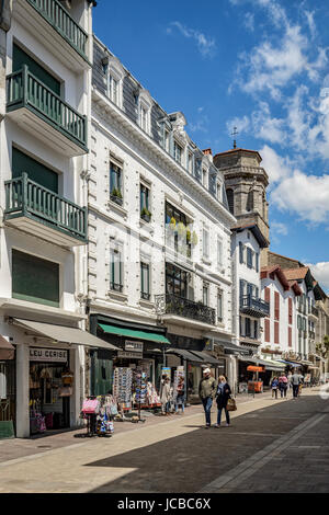 Rue typique et tracitional à Saint Jean de Luz, commune française, Pyrénées-Atlantiques, Aquitaine, France, Banque D'Images