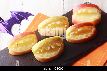 Scary Halloween les pommes avec les dents dans une bouche ouverte pour un plaisir sain favorable pour les jeunes enfants trick-or-treat Banque D'Images