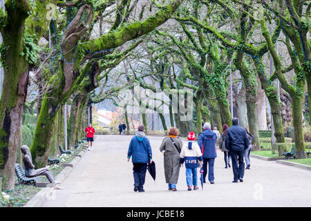 Les habitants à marcher le long de la Alameda Parque à Santiago de Compostelle, Galice, Espagne Banque D'Images