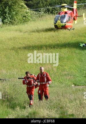 West Midlands Air Ambulance Médecin et paramédicaux, quitter l'hélicoptère pour trouver les victimes d'accident Uk Banque D'Images