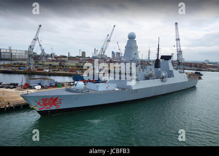 Le HMS Dragon Royal Navy destroyer de défense aérienne de type 45 amarré Portsmouth Uk Banque D'Images