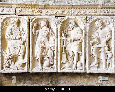 MONT SAINT-MICHEL, FRANCE - 9 août 2014 : reliefs à l'Église-abbaye du Mont Saint Michel. L'abbaye a été protégé en tant que monument historique à partir de 1862 en Français Banque D'Images