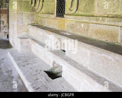 MONT SAINT-MICHEL, FRANCE - 9 août 2014 : Sièges en pierre à l'abbaye du Mont Saint Michel. L'abbaye a été protégé en tant que monument historique à partir de 1862 en Français Banque D'Images