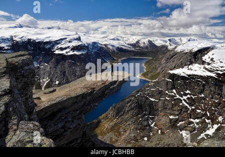 Randonneur admirant la vue de Trolltunga en Norvège après un long voyage Banque D'Images