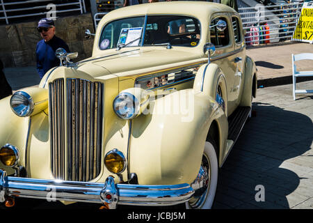 1939 Packard jaune antique à La Jolla Concourse d'élégance car show Banque D'Images