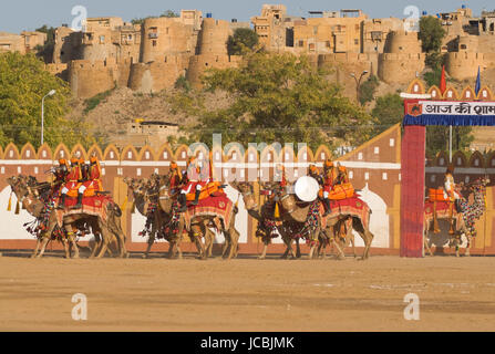 Les chameaux et les cavaliers de l'Indian Border Security Force effectuer en face du fort pendant la Festival du désert à Jaisalmer, Rajasthan, Inde. Banque D'Images