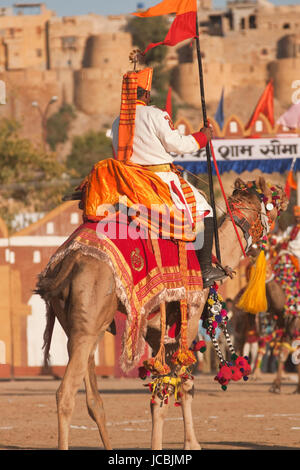 Les chameaux et les cavaliers de l'Indian Border Security Force effectuer en face du fort pendant la Festival du désert à Jaisalmer, Rajasthan, Inde. Banque D'Images