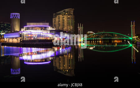 Réflexions de Media City Manchester Salford Quays Banque D'Images