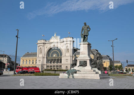 Statue de Gábor Baross à l'extérieur de la gare Keleti de Budapest à Budapest, Hongrie. Banque D'Images