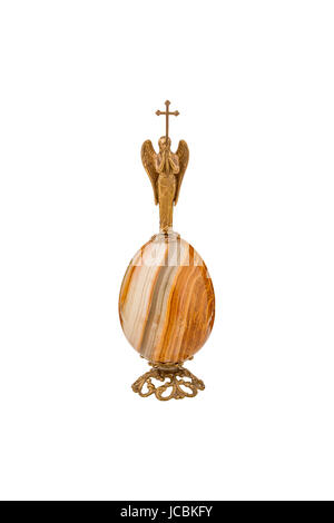 Œuf avec une pierre d'onyx avec un ange et une croix sur un fond blanc Banque D'Images