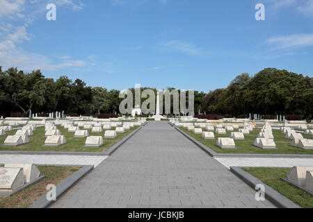 Le complot militaire russe avec des tombes de guerre de la Seconde Guerre mondiale dans le cimetière Kerepesi, Budapest, Hongrie. Il y a 489 soldats et officiers Banque D'Images