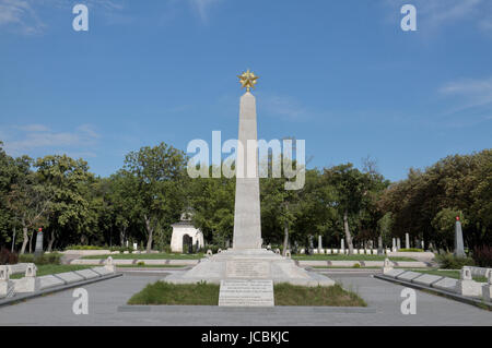 Le complot militaire russe avec des tombes de guerre de la Seconde Guerre mondiale dans le cimetière Kerepesi, Budapest, Hongrie. Il y a 489 soldats et officiers Banque D'Images