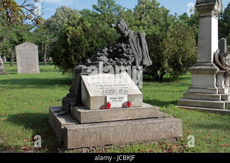 Ornements typiques grave dans le cimetière Kerepesi, Budapest, Hongrie. Banque D'Images