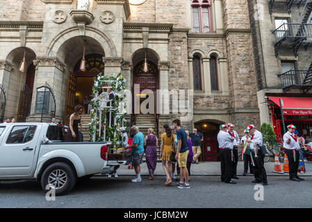 New York, USA - paroissiens assembler à l'extérieur de l'église sanctuaire de Saint Antoine de Padoue pour la procession des jours de fête. Traditionnellement, la congrégation américaine italienne s'est diversifiée ces dernières années en raison d'une communauté en évolution ahd gentrification.©Stacy Walsh Rosenstock Banque D'Images