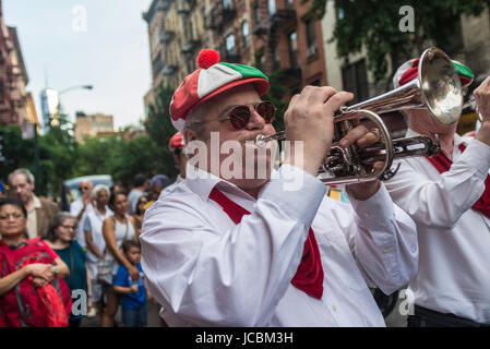 New York, USA - Red Mike's Festival Band mène la procession des jours de fête pour l'église St Antoine de Padoue. Traditionnellement, la congrégation américaine italienne s'est diversifiée au cours des dernières années en raison de l'évolution de la communauté et de l'embourgeoisement.©Stacy Walsh Rosenstock Banque D'Images