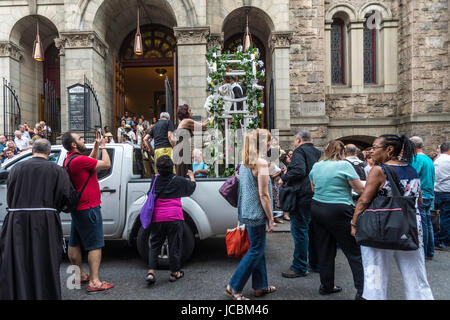 New York, USA - Congrégation assembler à l'extérieur de l'église St Antoine de Padoue, pour le jour de fête procession l'Italien congrégation américaine traditionnellement, est devenu plus petit et plus diversifiée au cours des dernières années en raison d'un voisinage en mutation et de gentrification. ©Stacy Walsh Rosenstock Banque D'Images