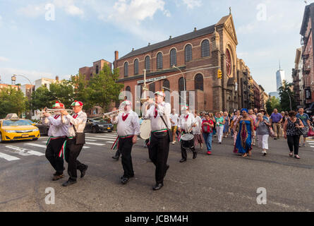 New York, USA - Red Mike's Festival Band mène la procession des jours de fête pour l'église St Antoine de Padoue, New York, USA - paroissiens assembler à l'extérieur de l'église sanctuaire de Saint Antoine de Padoue pour la procession des jours de fête. Traditionnellement, la congrégation américaine italienne s'est diversifiée au cours des dernières années en raison de l'évolution de la communauté et de l'embourgeoisement.©Stacy Walsh Rosenstock Banque D'Images