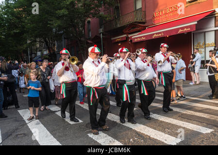 New York, USA - Red Mike's Festival Band mène la procession des jours de fête pour St Antoine de Padoue ChurchNew York, USA La congrégation américaine italienne traditionnellement s'est diversifiée au cours des dernières années en raison de l'évolution de la communauté et de l'embourgeoisement.©Stacy Walsh Rosenstock Banque D'Images