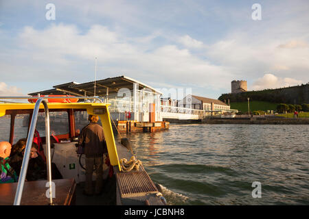 Petit bateau naviguant de traversier de passagers de monter Batten plymouth Devon avec maison de touristes à bord au coucher du soleil Banque D'Images