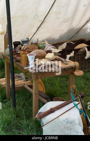 Table des aliments dans un campement à un Hogan-vexel English Civil war reenactment événement. Charlton park, Malmesbury, Wiltshire, Royaume-Uni Banque D'Images