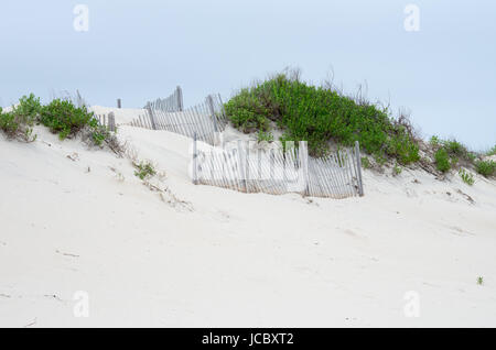 Les dunes, les escaliers et l'érosion des clôtures à Outer Banks de la Caroline du Nord Banque D'Images