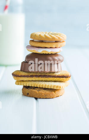 Divers biscuits et le lait sur une table de cuisine. Banque D'Images