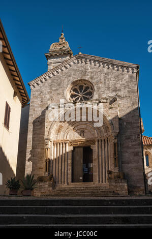 SAN QUIRICO D'ORCIA, ITALIE - 30 octobre 2016 : la cathédrale de San Quirico d'Orcia en Toscane, Italie Banque D'Images