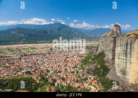 Panorama de la ville de Kalambaka avec rocy montagnes de météores, le monument de six monastères en Grèce. Banque D'Images