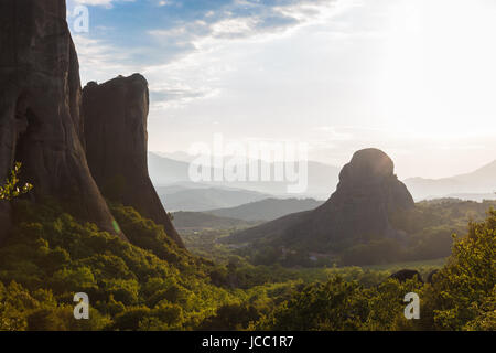 Misty au coucher du soleil du jour chaud sur Moni Agias Varvaras Roussanou rock Météores, Grèce. Banque D'Images