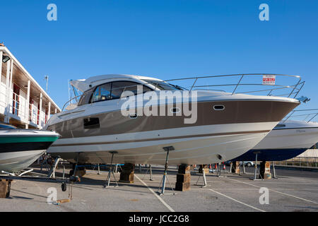 Grand luxury motor yacht location de bateaux de plaisance en cale sèche, sur pilotis pour la vente, Plymouth, Devon, England, UK Banque D'Images