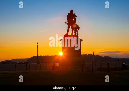 Statue de Sir Francis Drake sur l'Hoe se découpant avec coucher du soleil doré en arrière-plan , Plymouth, Devon, England, UK Banque D'Images