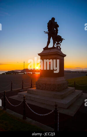 Statue de Sir Francis Drake sur l'Hoe se découpant avec coucher du soleil doré en arrière-plan , Plymouth, Devon, England, UK Banque D'Images