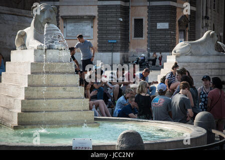 Rome, Italie. 14 Juin, 2017. Pour prévenir des épisodes qui sont contraires aux règles de design urbain et d'assurer une bonne protection du patrimoine historique, artistique et archéologique de Rome capitale, le maire de Rome Virginia Raggi, a signé une ordonnance établissant une série d'interdictions appliqué sur environ quarante fontaines de situation historique, artistique et archéologique, y compris leurs bases et les domaines de pertinence . Credit : Andrea Ronchini/Pacific Press/Alamy Live News Banque D'Images