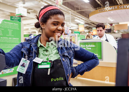 Miami Beach Florida,Publix,supermarché,chaîne,Black Blacks Africains ethnie minoritaire,adultes femme femme femme femme femme,caissière,travail,travail Banque D'Images