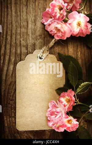 Tag fait main avec Robin Hood roses sur une table en bois rustique Banque D'Images