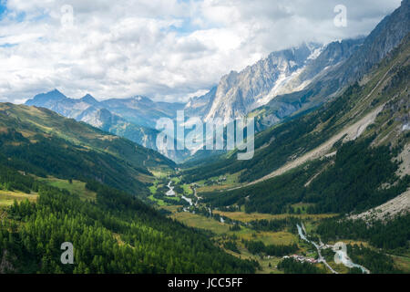 Tôt le matin dans la vallée Val Ferret en Italie, avec ciel couvert et des montagnes rocheuses Banque D'Images