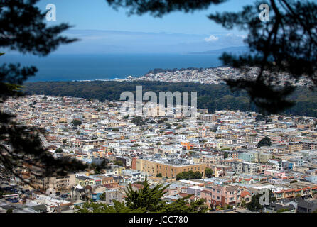 C'est un droit sur la montagne de Moraga Street, à San Francisco, Californie. L'image est à l'Ouest vers l'océan Pacifique. Banque D'Images