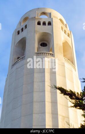 La Coit Tower, alias le Lillian Coit Memorial Tower sur Telegraph Hill de San Francisco, Californie, États-Unis d'Amérique. Une vue rapprochée de la tour blanche flutted haut. Banque D'Images