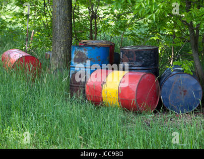 Des barils de pétrole dans la nature Banque D'Images