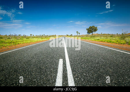 Une image d'une route du désert australien Banque D'Images