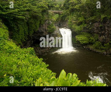 Sous cascade road bridge dans sept bassins sacrés Maui Banque D'Images