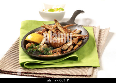 Anchois frits croustillants de pommes de terre et faire cuire sur une poêle Banque D'Images