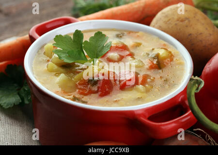 L'orge et de légumes sains d'épaisseur de la soupe. Krupnik polonais épaisse soupe faite à partir de légumes ou de bouillon Banque D'Images