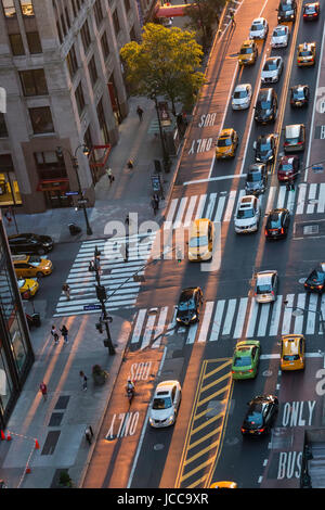 Regardant vers le bas sur la 34e rue au coucher du soleil, NYC, USA Banque D'Images