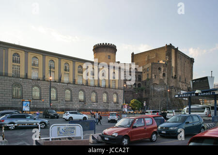 Via Acton à Naples Italie, port et château Maschio Angioino Banque D'Images