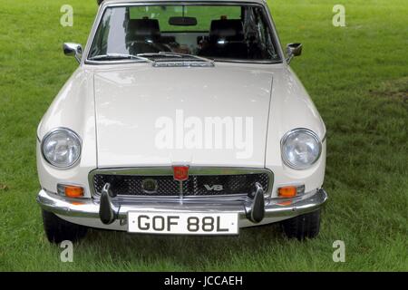 Beaulieu, Hampshire, UK - 29 mai 2017 : Vue de face d'un livre blanc 1972 MG MGB GT V8 Banque D'Images