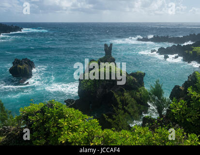 Green Mountain rocks à Waianapanapa sur la route de Hana à Maui Banque D'Images