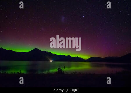 Aurora Australis et Milky Way sur le lac Wakatipu, Kinloch, Nouvelle-Zélande Île du Sud. Banque D'Images