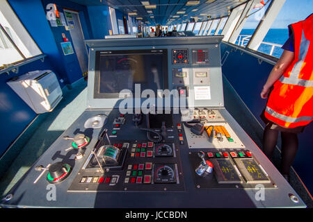 L'ÎLE DU SUD, Nouvelle-zélande - 25 MAI 2017 : commande pilote cabine avec vue sur la mer, en Nouvelle-Zélande. Banque D'Images